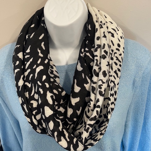 Calvin Klein NWT infinity scarf - Picture 1 of 3
